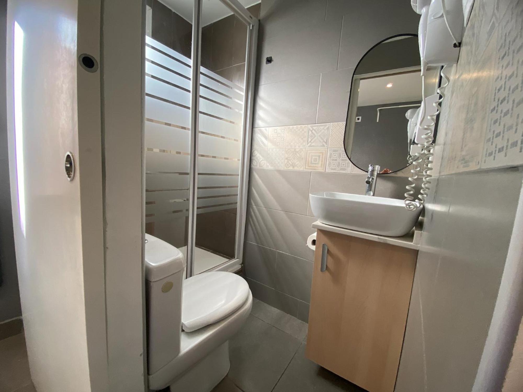 Suites Nuevas Con Bano Privado Frente Al Metro St Mwc Barcelona-Fira ロスピタレート・デ・リョブレガート エクステリア 写真