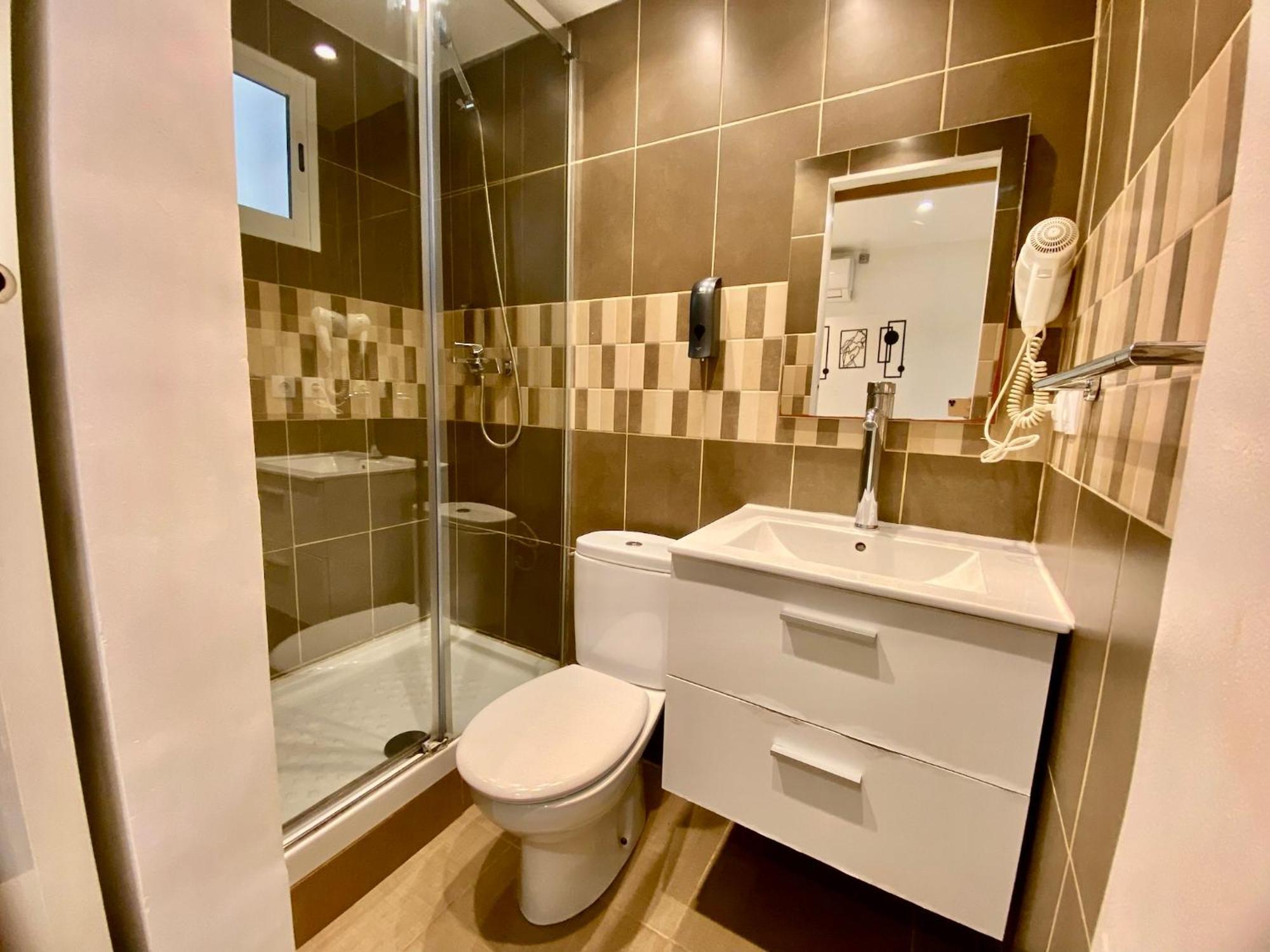 Suites Nuevas Con Bano Privado Frente Al Metro St Mwc Barcelona-Fira ロスピタレート・デ・リョブレガート エクステリア 写真