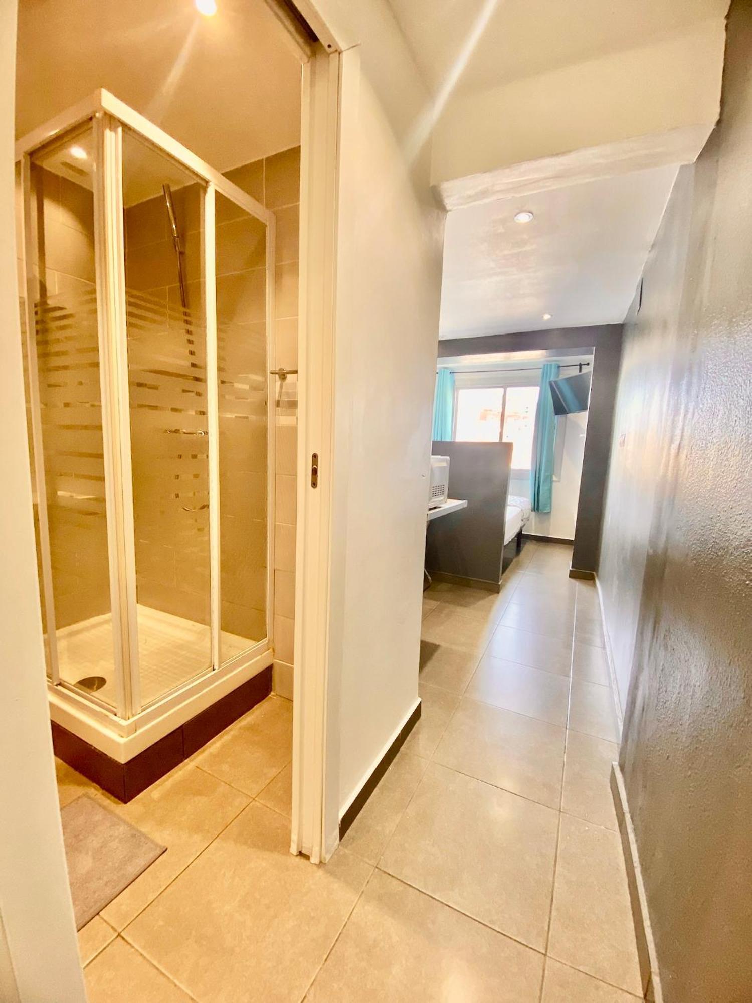 Suites Nuevas Con Bano Privado Frente Al Metro St Mwc Barcelona-Fira ロスピタレート・デ・リョブレガート エクステリア 写真