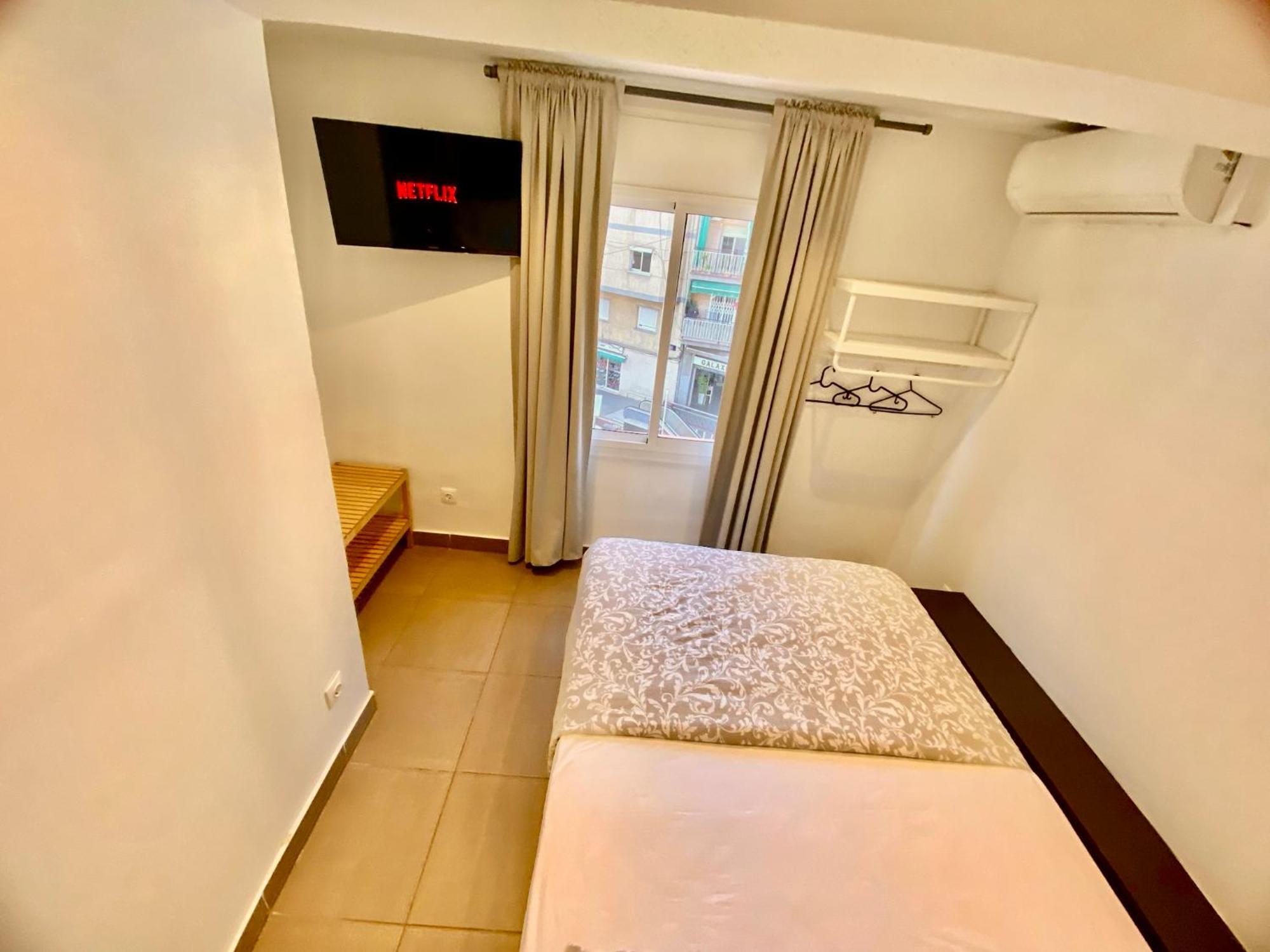 Suites Nuevas Con Bano Privado Frente Al Metro St Mwc Barcelona-Fira ロスピタレート・デ・リョブレガート エクステリア 写真