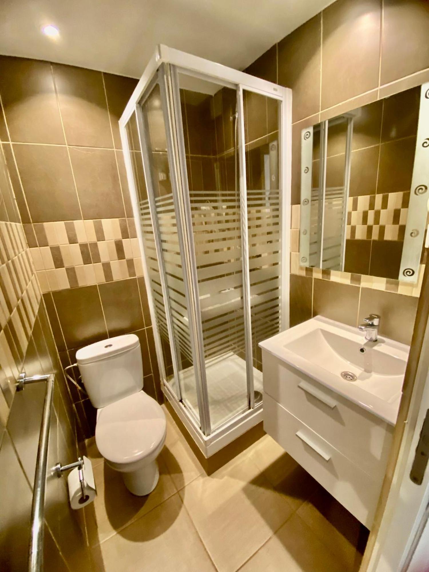 Suites Nuevas Con Bano Privado Frente Al Metro St Mwc Barcelona-Fira ロスピタレート・デ・リョブレガート エクステリア 写真