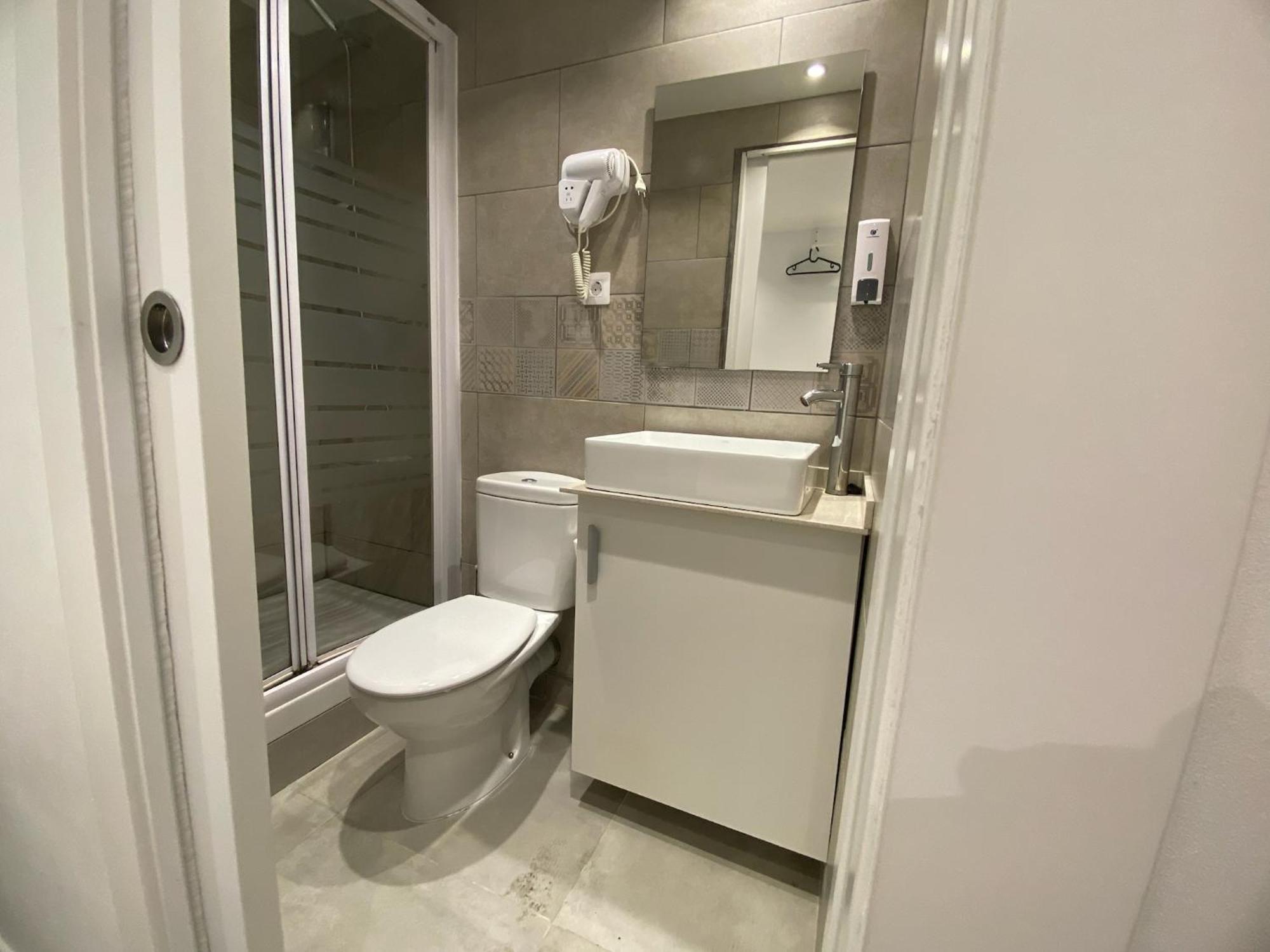 Suites Nuevas Con Bano Privado Frente Al Metro St Mwc Barcelona-Fira ロスピタレート・デ・リョブレガート エクステリア 写真