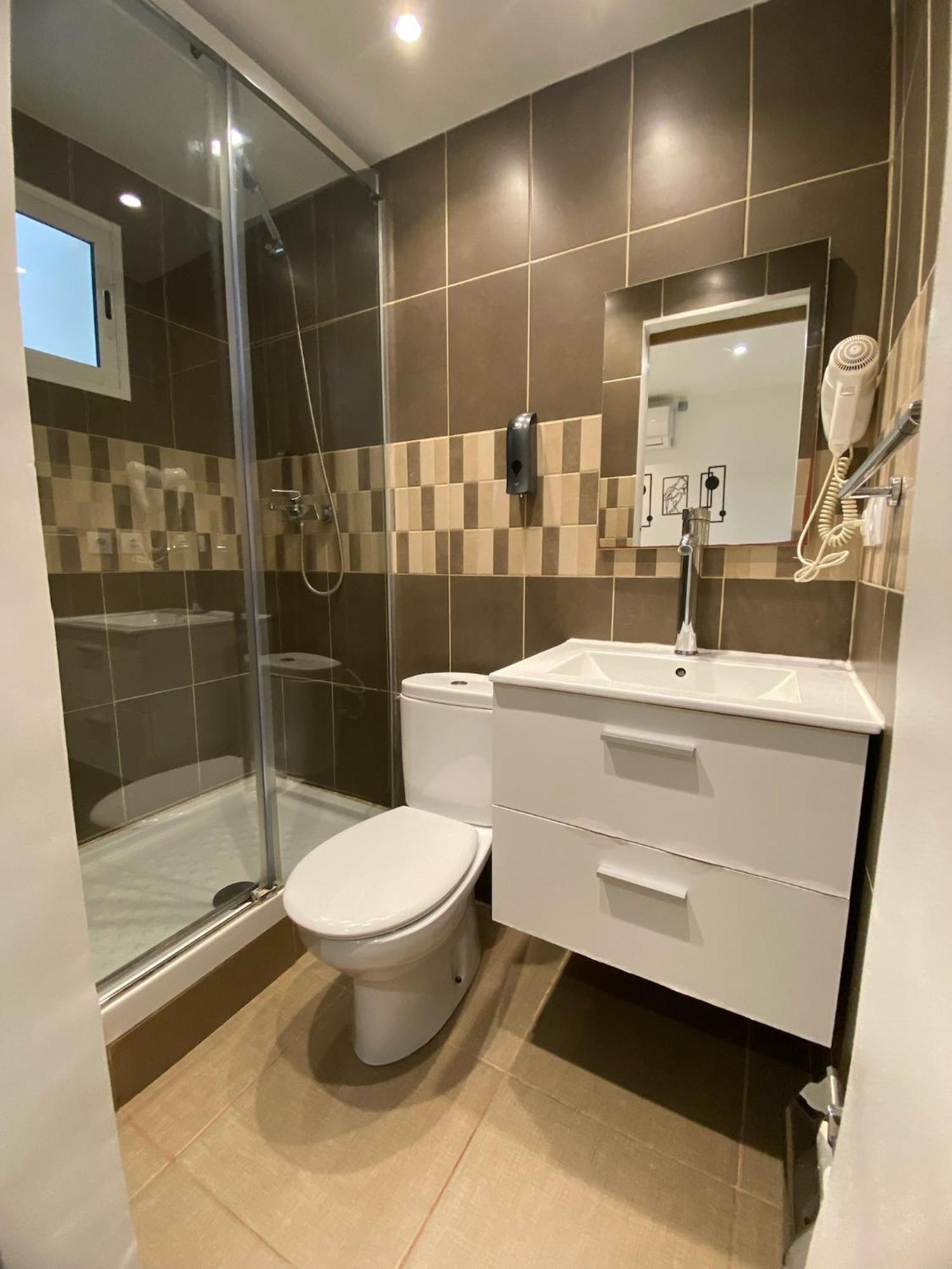 Suites Nuevas Con Bano Privado Frente Al Metro St Mwc Barcelona-Fira ロスピタレート・デ・リョブレガート エクステリア 写真